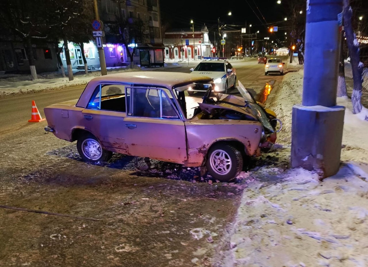 В центре Кирова компания молодых людей попала в смертельное ДТП: погиб водитель