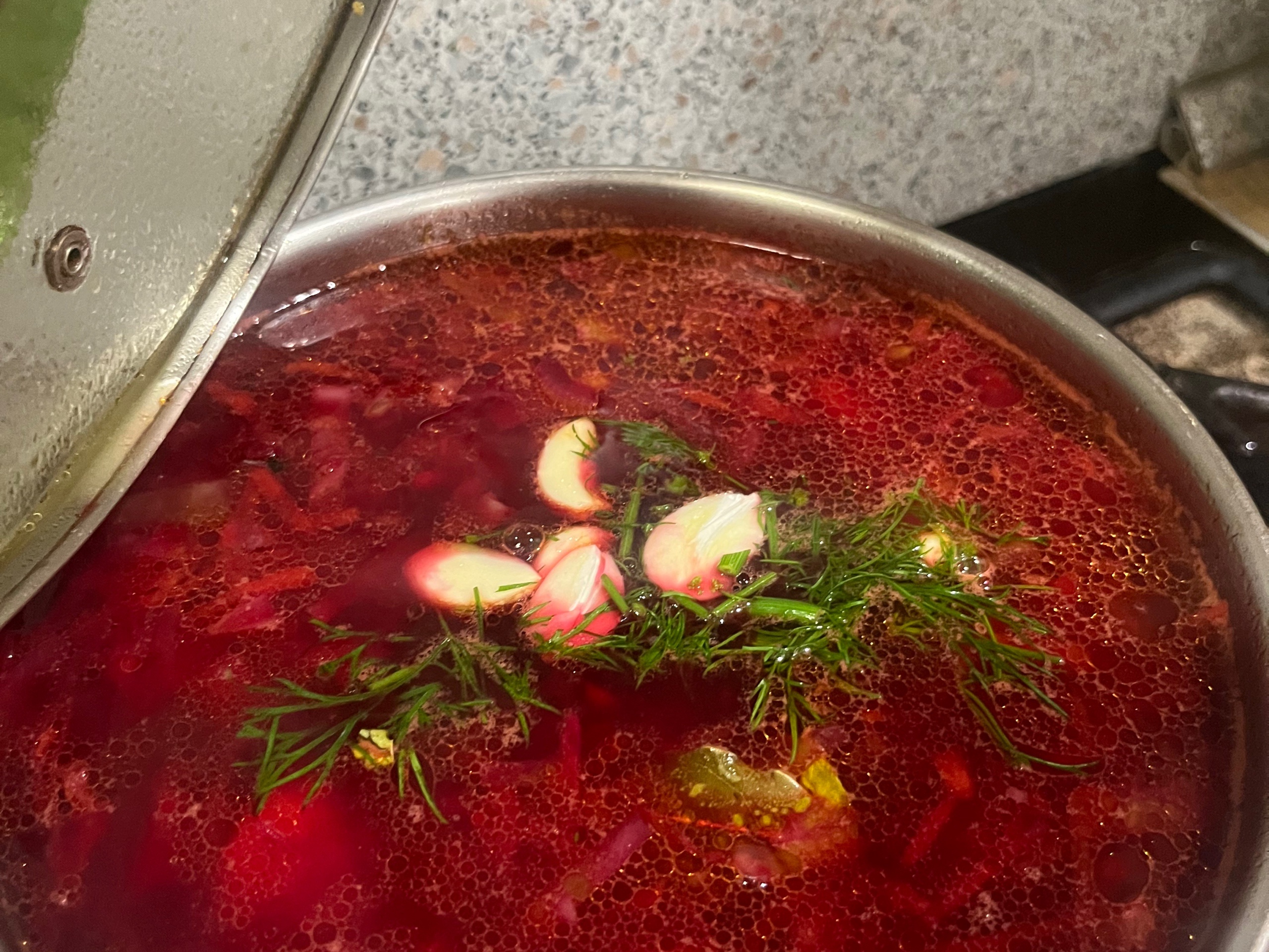 Как варят настоящий борщ, а не суп со свеклой: нашла рецепт в книге 1952 года. Есть 2 тонкости: от них зависит вкус и рубиновый цвет