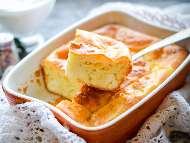 Один кабачок, горсть сыра и кефир: пирог, который съедается в мгновение ока. Быстрый и очень простой!