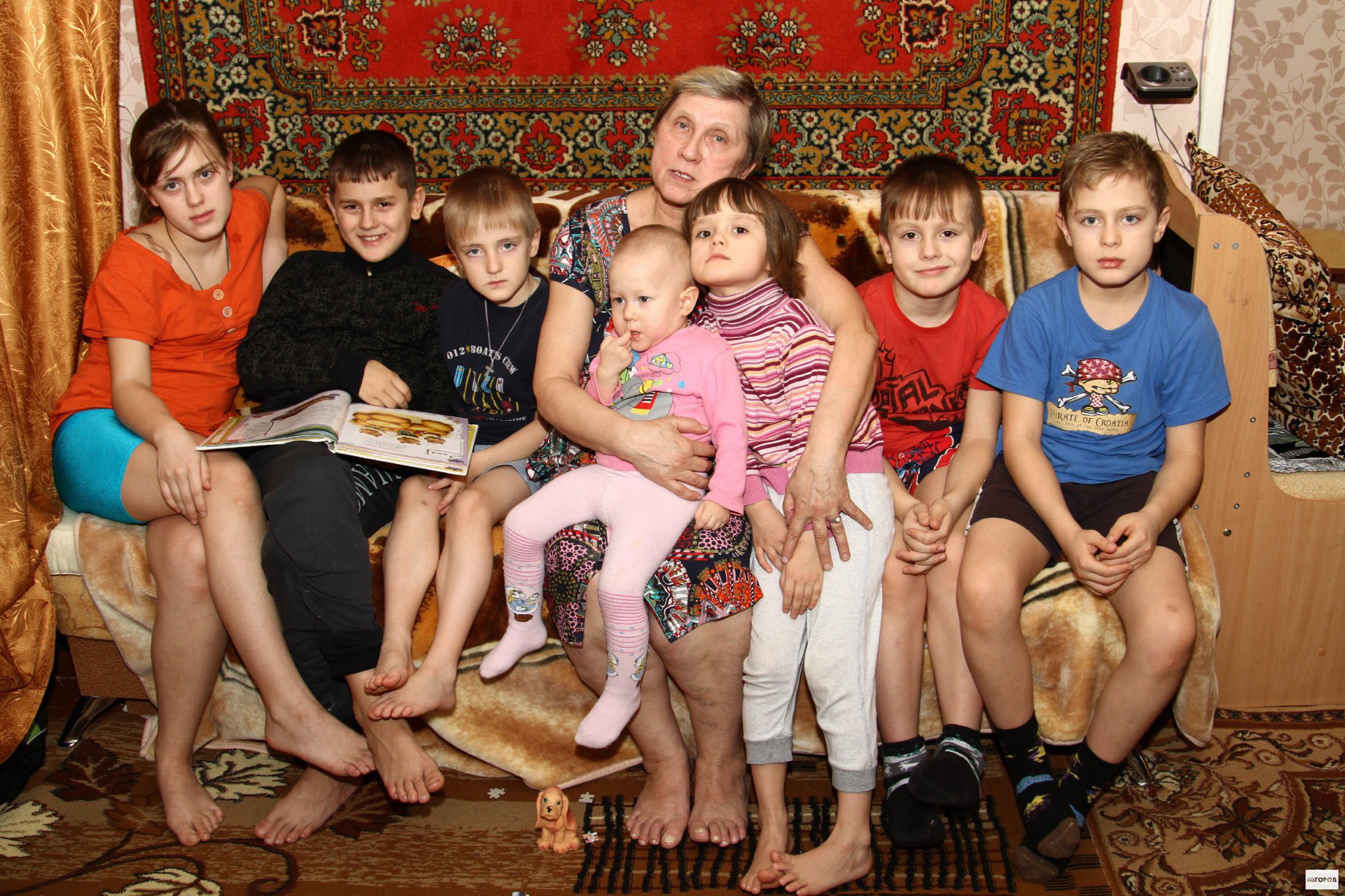Многодетная деревенская жизнь. Бедная семья. Бедные семьи с детьми. Многодетная семья в России. Много внуков.